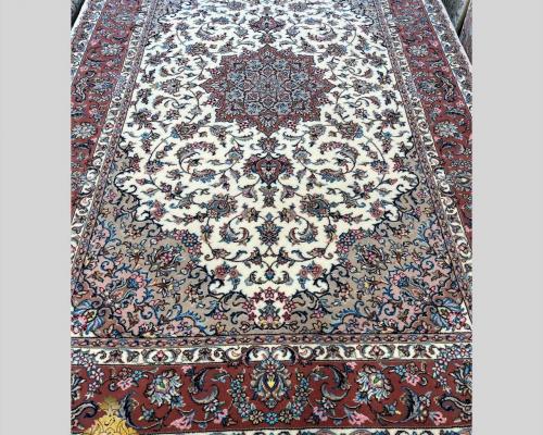 جفت ۶ متری یزد نقشه مزیدی جنس پشم سه لا گل ابریشم زمینه کرم حاشیه پیازی ۴۴خانه 