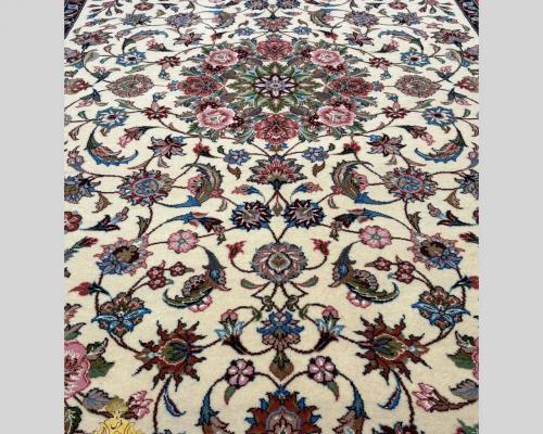 مرکز فرش اردکان با گلهای رنگی و نقشه گل فرنگ با جنس پشمی