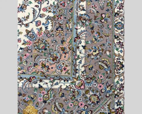 نمای نزدیک از نقوش سنتی و گلهای ریز فرش پشمی کاشان زمینه کرم خاکی